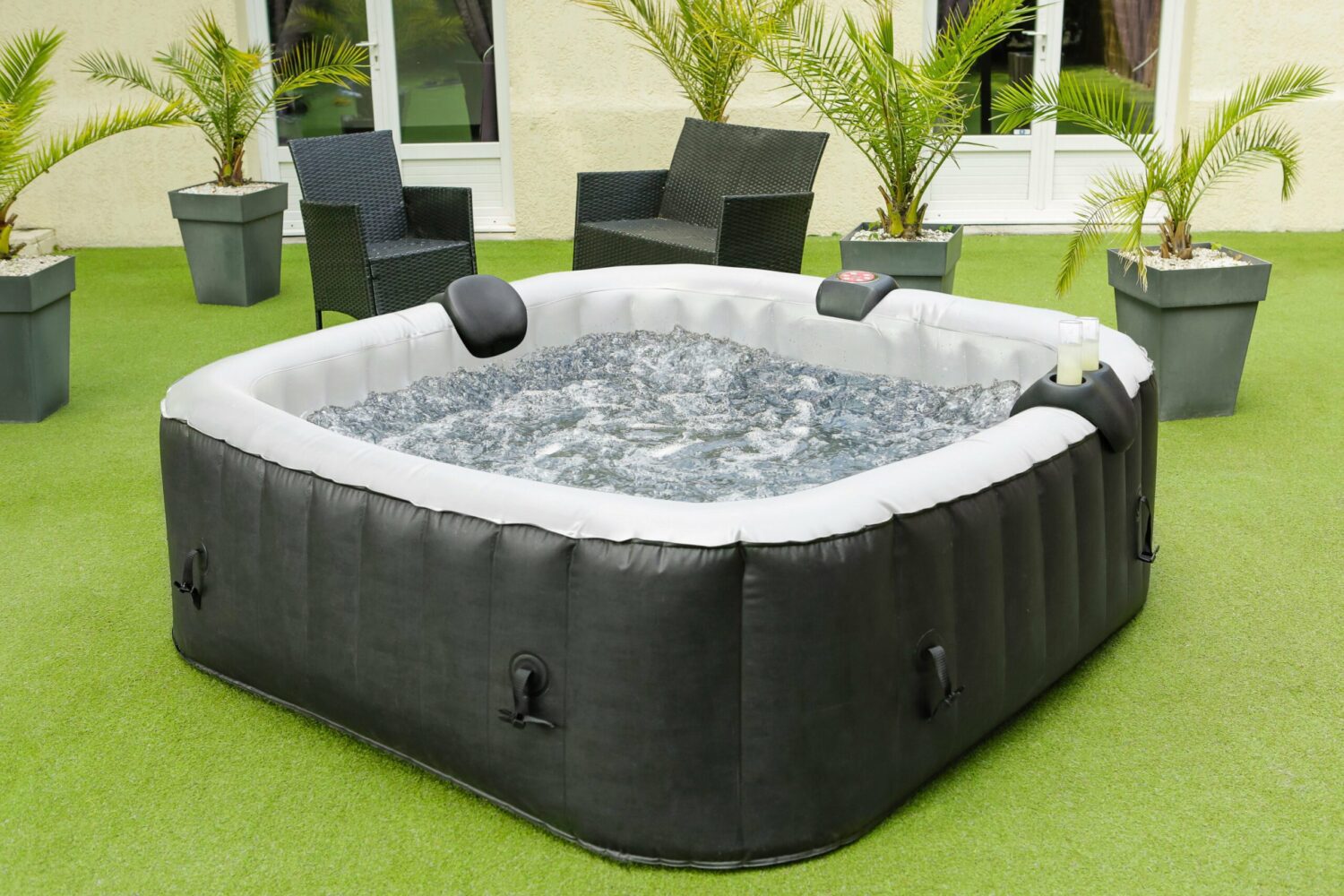 Spa gonflable 6 places carré Dimensions : 185 x 185 cm - Filtre et bâche inclus