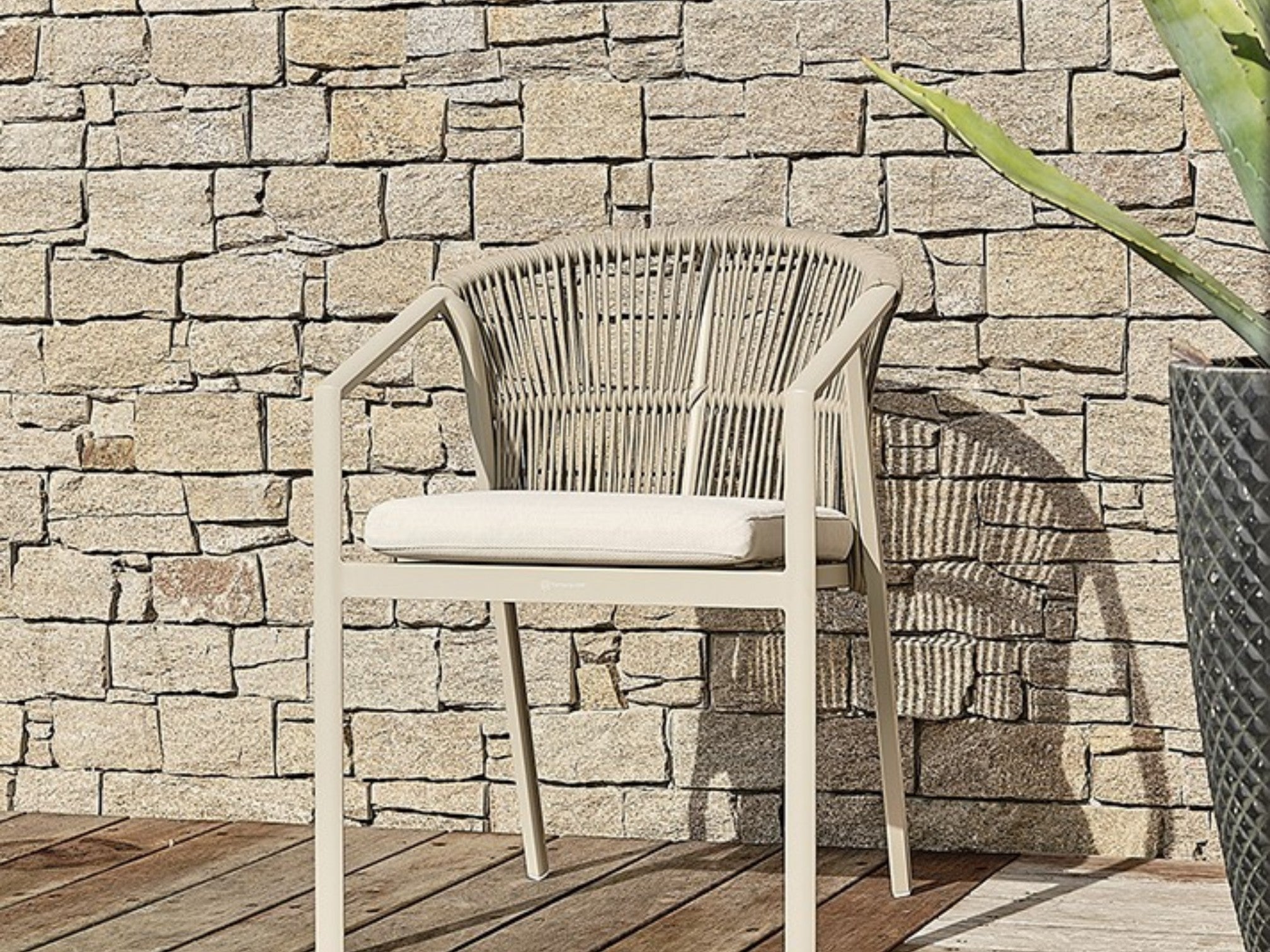 Lot de 2 fauteuils de jardin design grège avec coussins ivoire GAMBI
