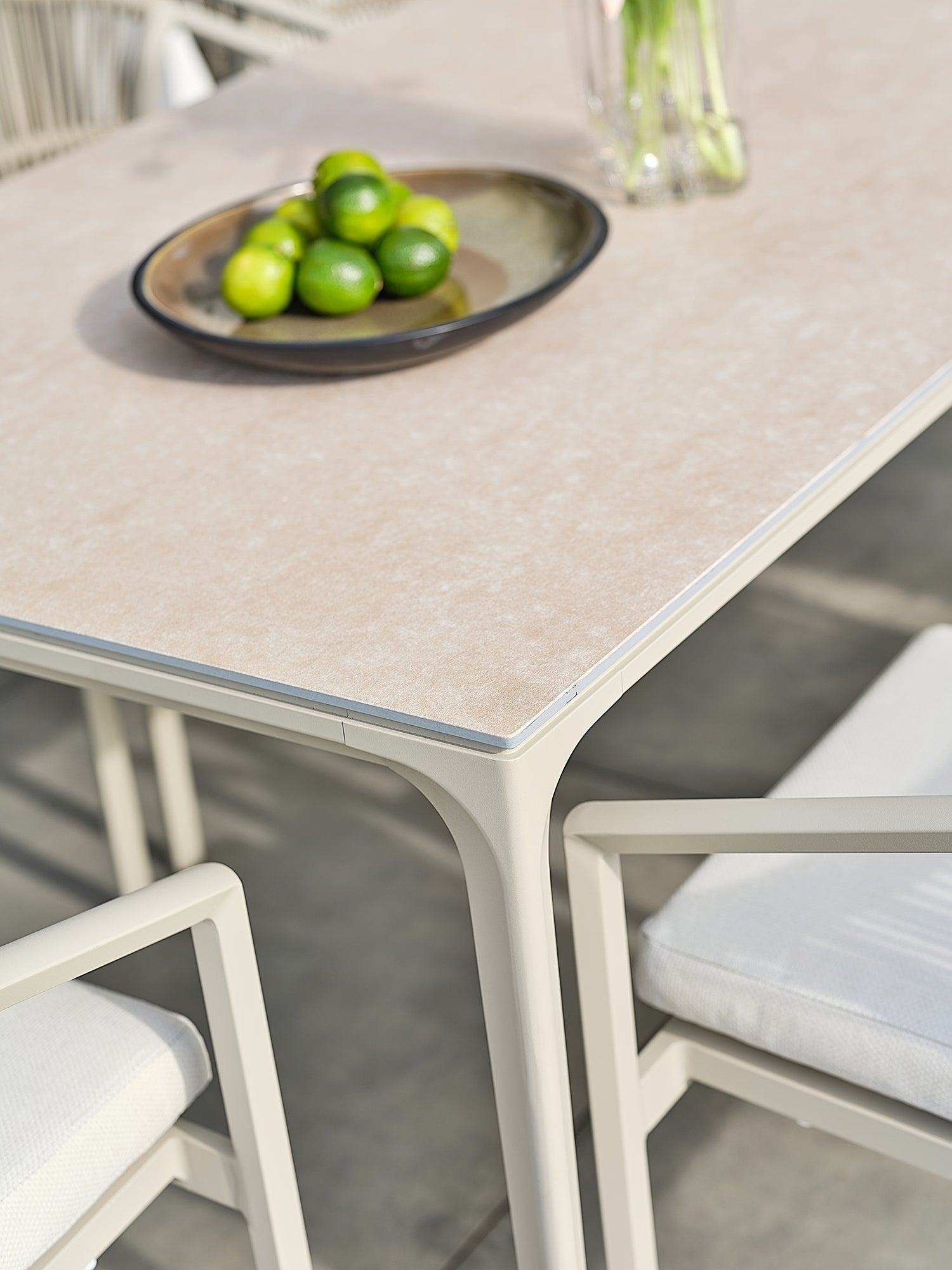 Ensemble repas de jardin Tigua 6 places avec plateau en céramique sur verre - Grège 200 cm