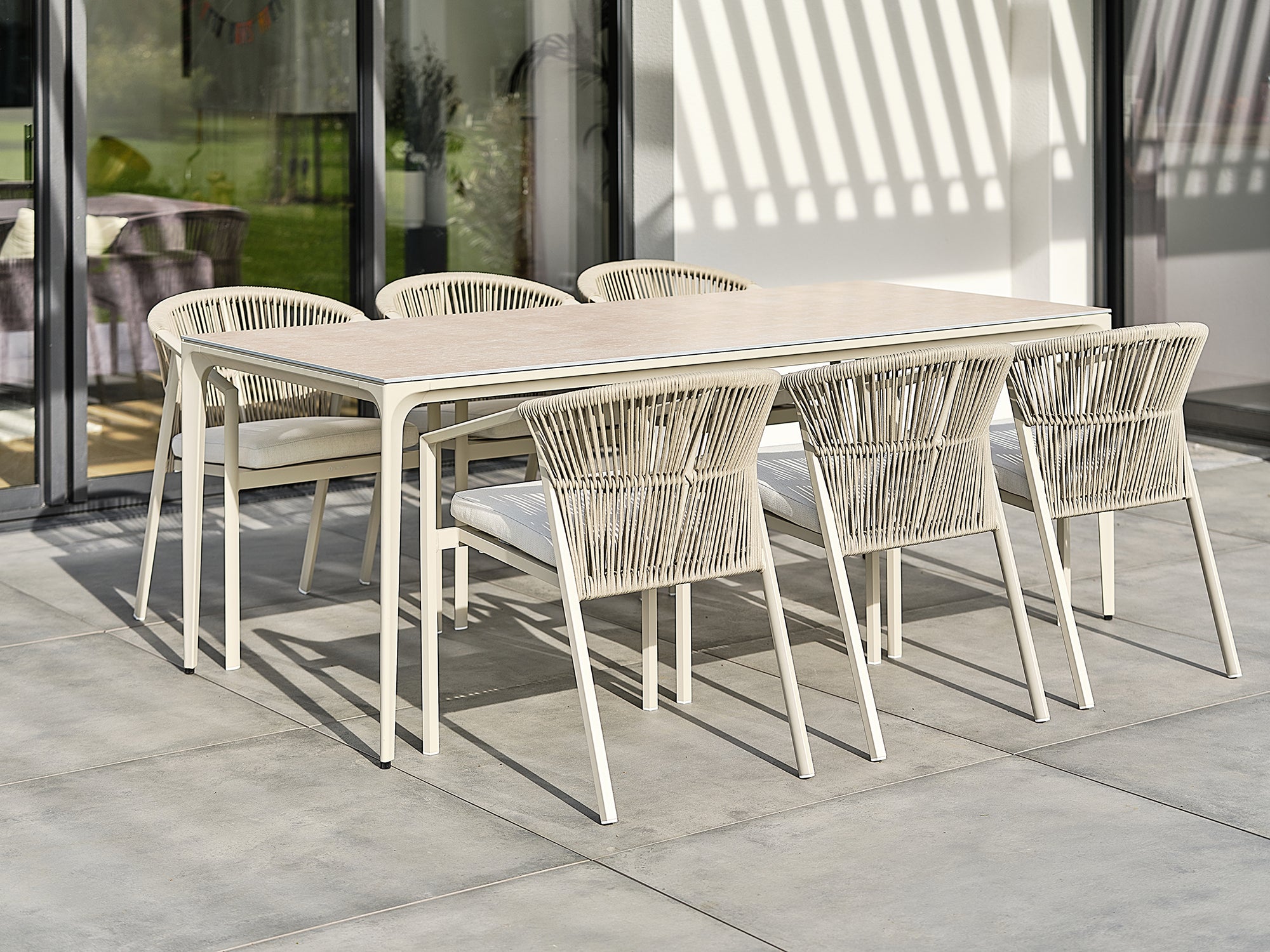 Ensemble repas de jardin Tigua 6 places avec plateau en céramique sur verre - Grège 200 cm