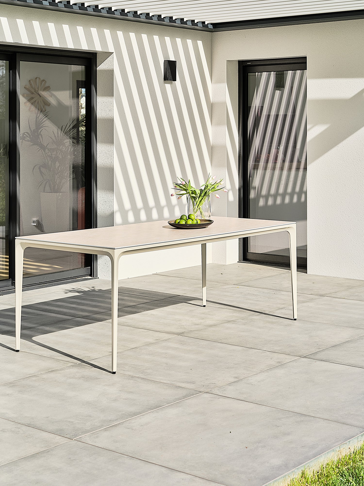 Ensemble repas de jardin Tigua 8 places avec plateau en céramique sur verre - Grège 200 cm