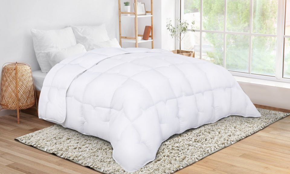 Couette extra chaude blanche 200x200cm anti-acariens - microfibres - 700 g/m2