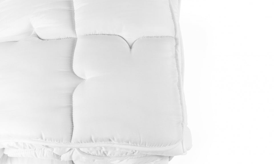 Couette extra chaude blanche 200x200cm anti-acariens - microfibres - 700 g/m2