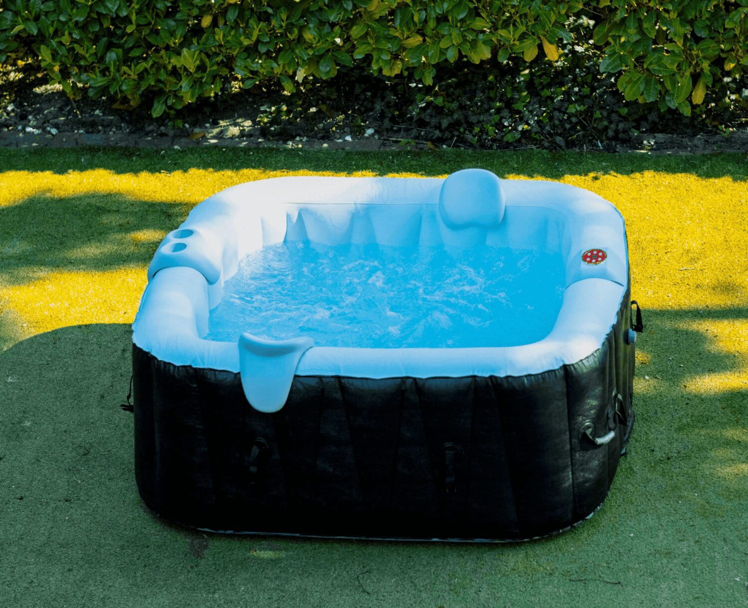 Spa gonflable 4 places carré  - Dimensions : 155 x 155 cm - Filtre et bâche inclus