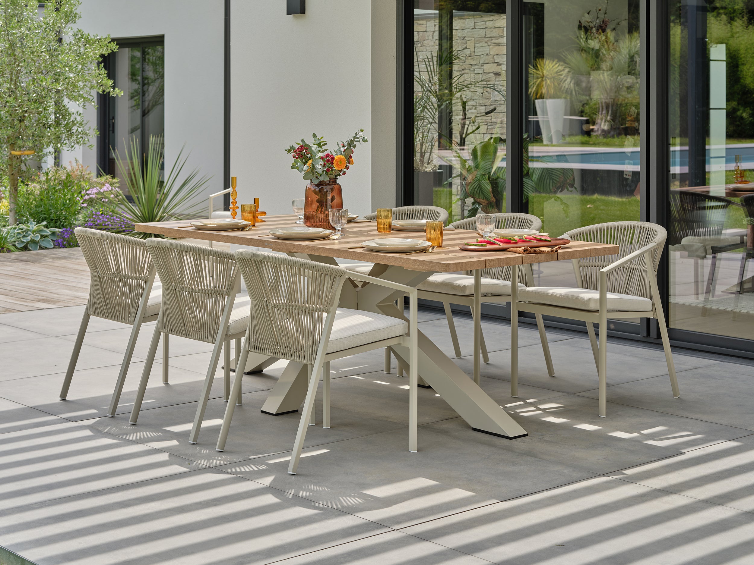 Ensemble repas de jardin Kelia 6 places - Grège effet bois clair 220 cm