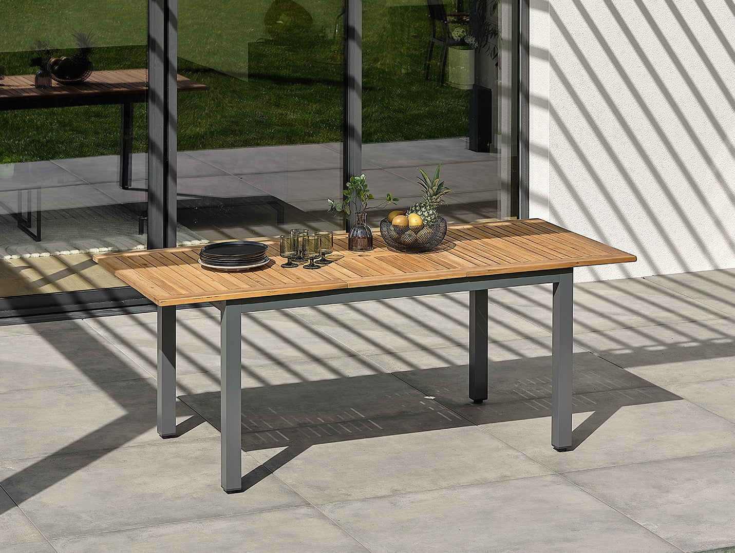 Table de jardin extensible en acacia massif ORSINO - alu anthracite 150 à 200 cm