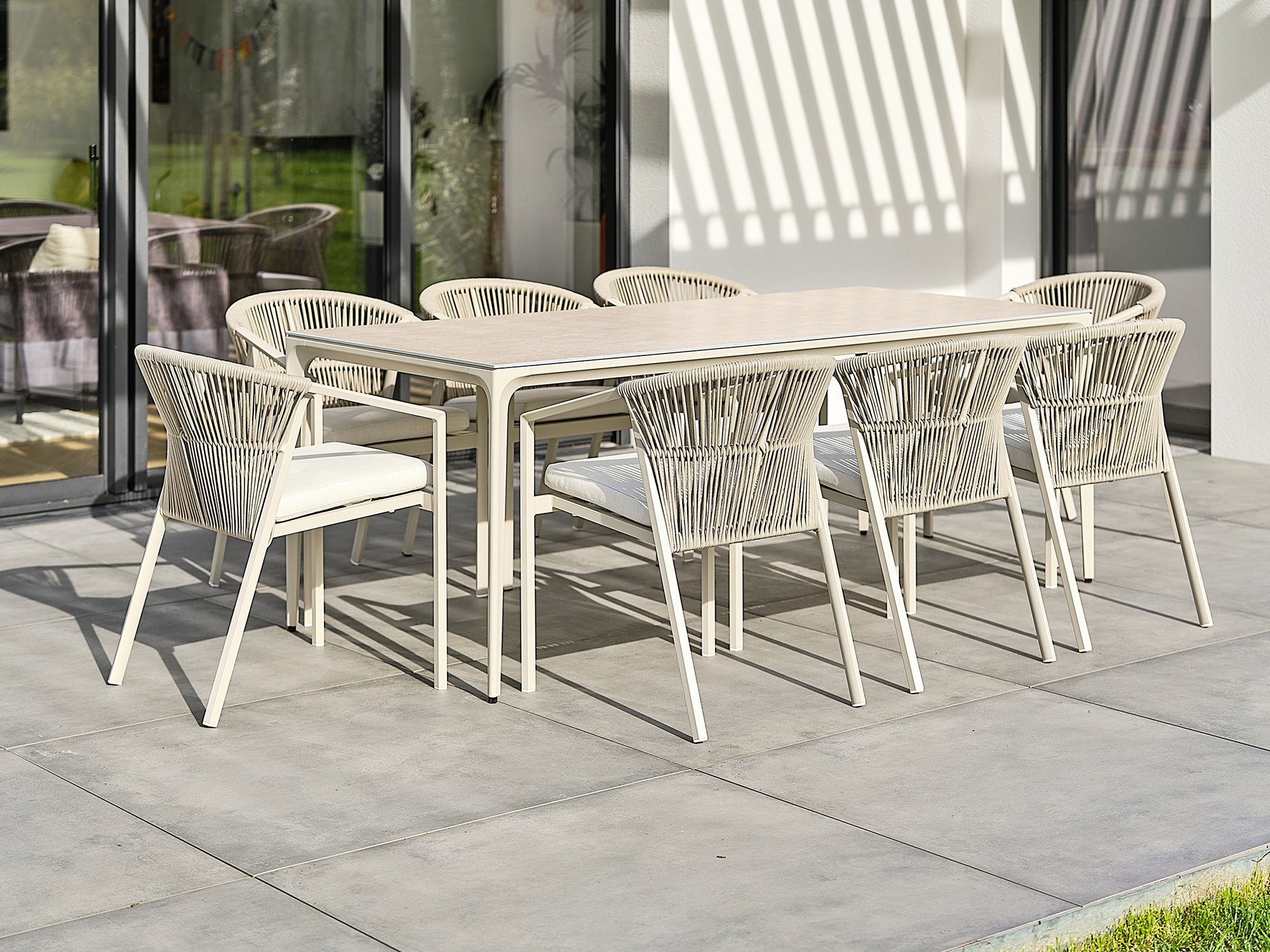 Ensemble repas de jardin Tigua 8 places avec plateau en céramique sur verre - Grège 200 cm