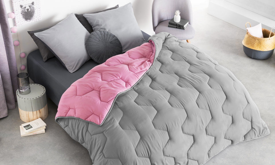 Couette chaude réversible bicolore rose et gris 220x240cm - microfibres 300 g/m2 + 2 oreillers mi-ferme